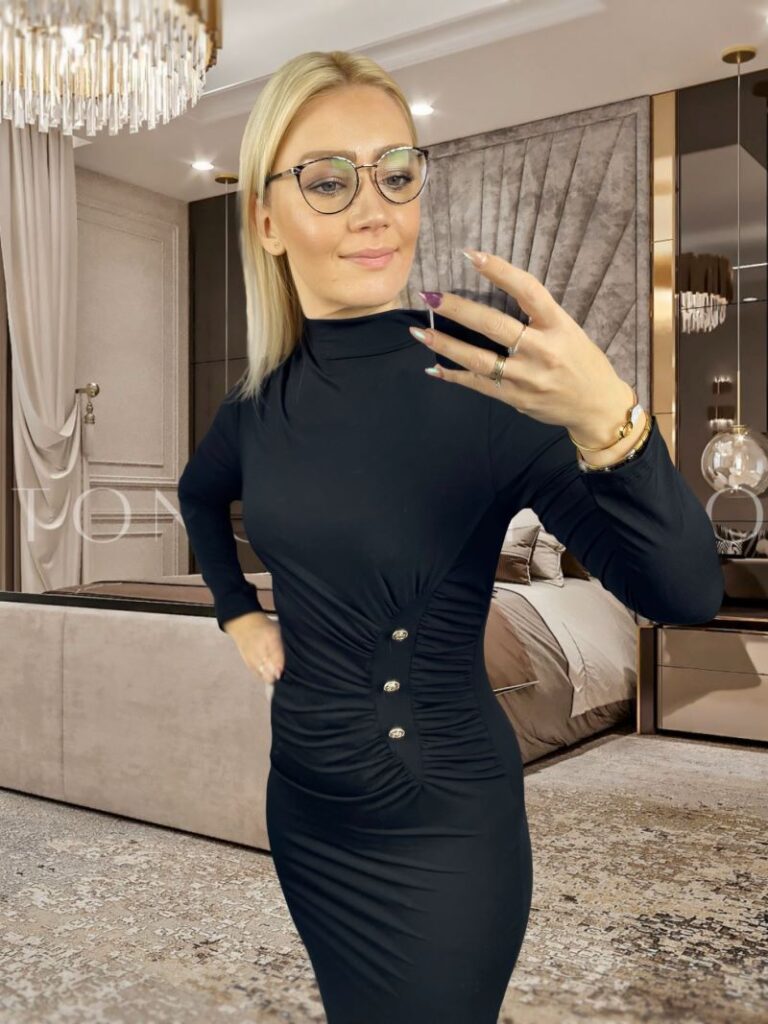 Sukienka z Marszczeniami i Złotymi Guzikami Czarna