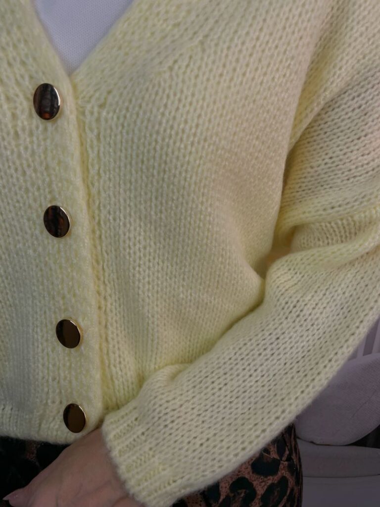 Sweter ze Złotymi Guzikami Żółty