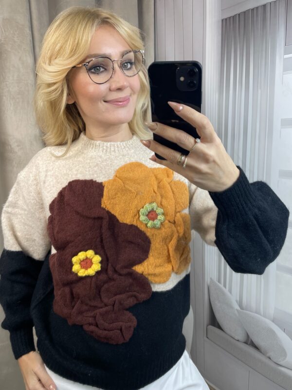 Sweter z Kwiatami 3D Beżowy