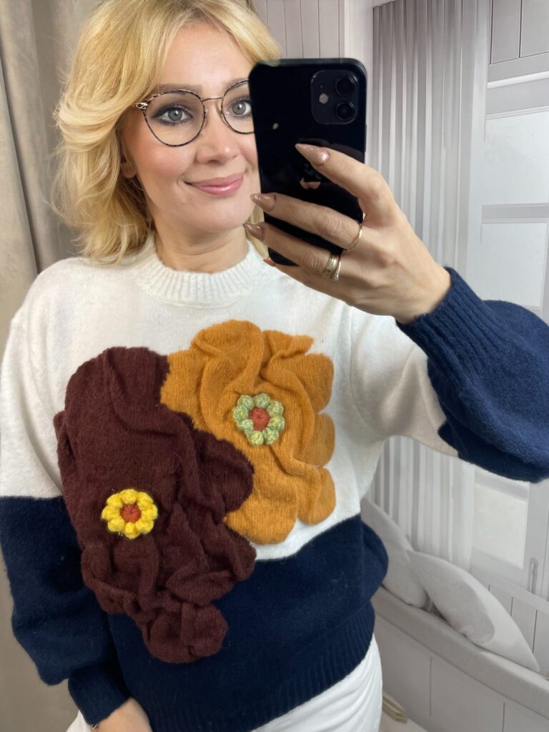 Sweter z Kwiatami 3D Biały Sweter z Kwiatami 3D Biały