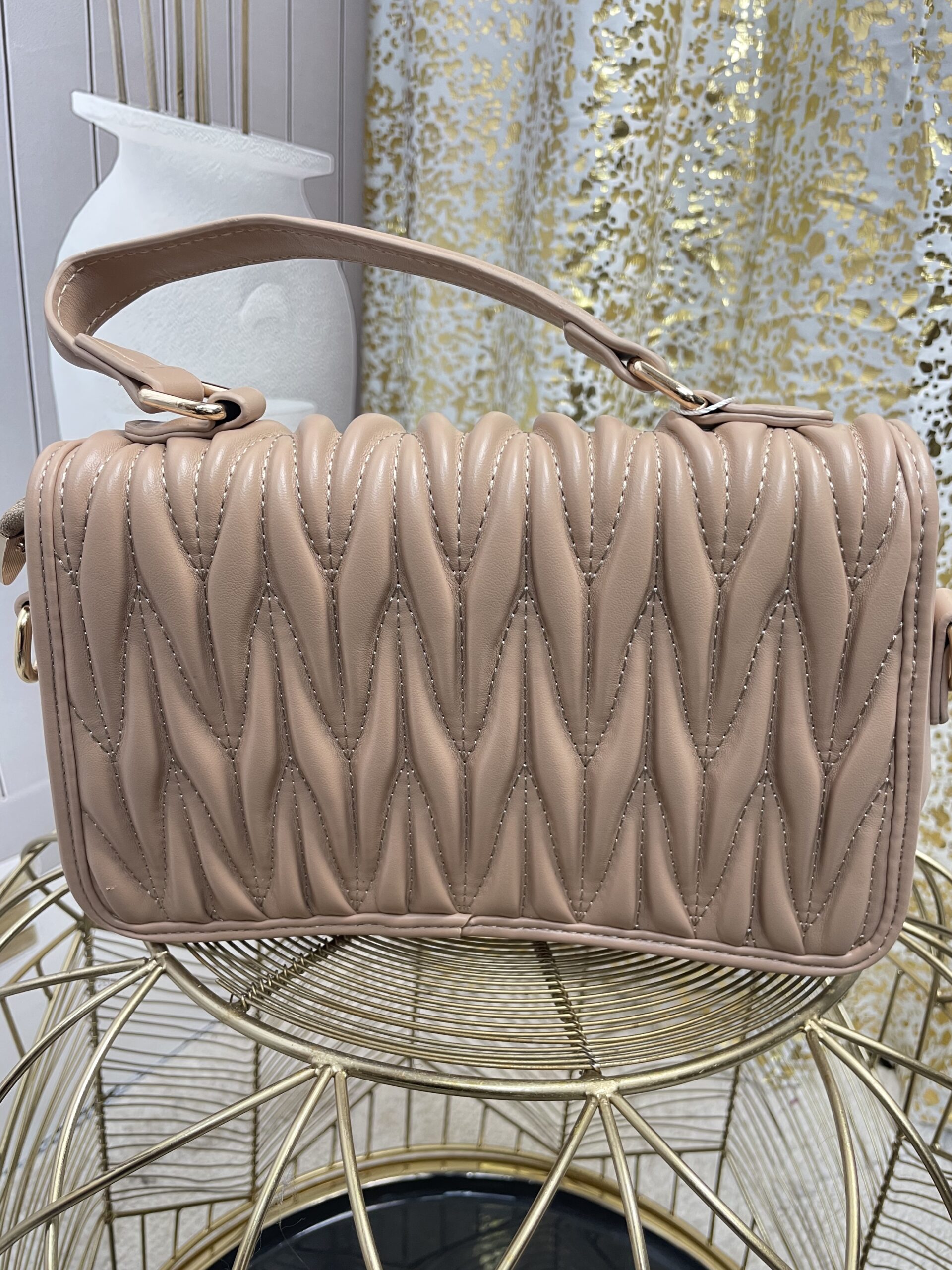 Mała Torebka Pikowana z Logowaniem Ciemny Beż Mała Torebka Pikowana z Logowaniem Ciemny Beż