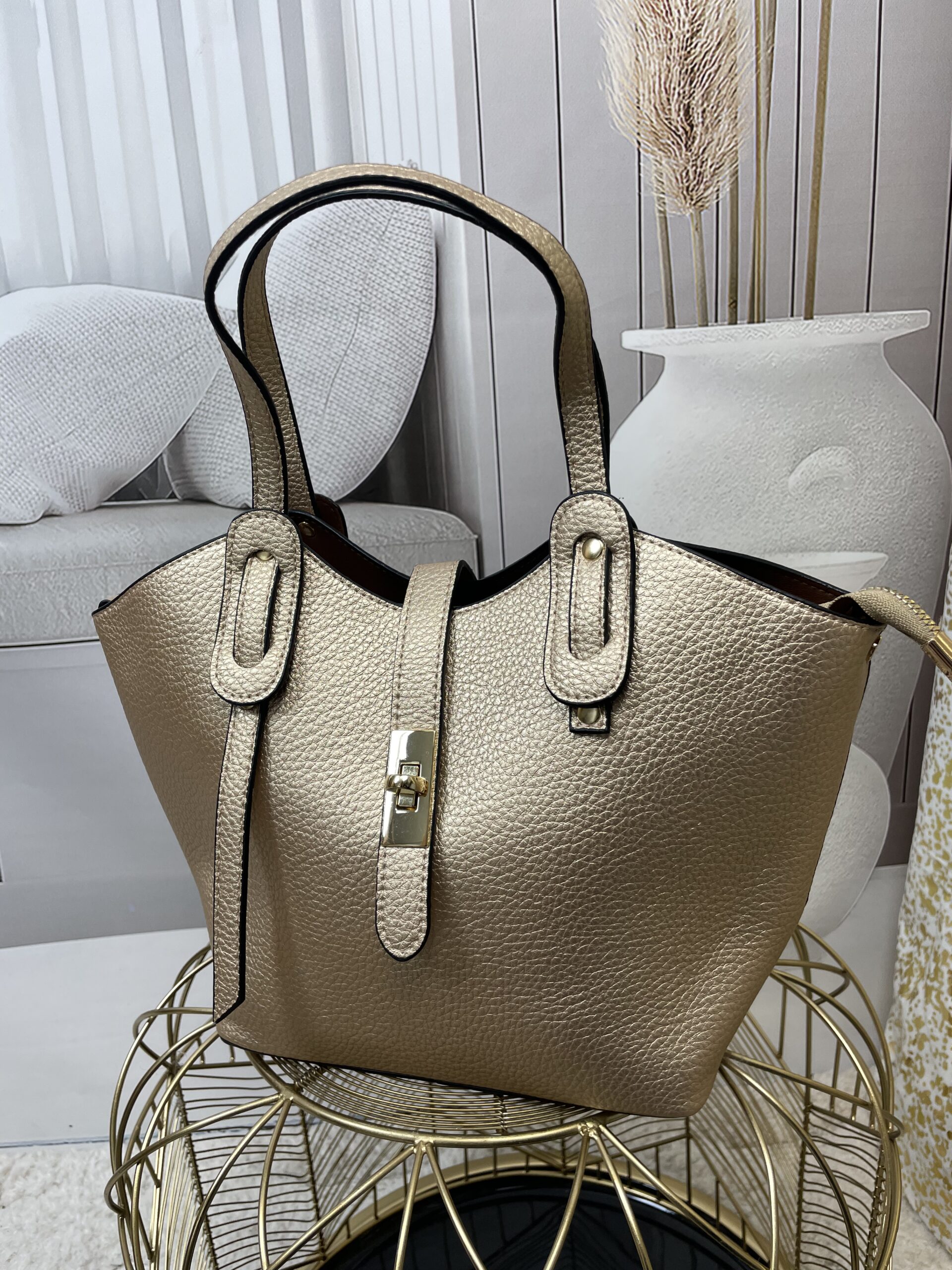 Mała Torebka ze Złotym Zapięciem Złota Mała Torebka ze Złotym Zapięciem Złota