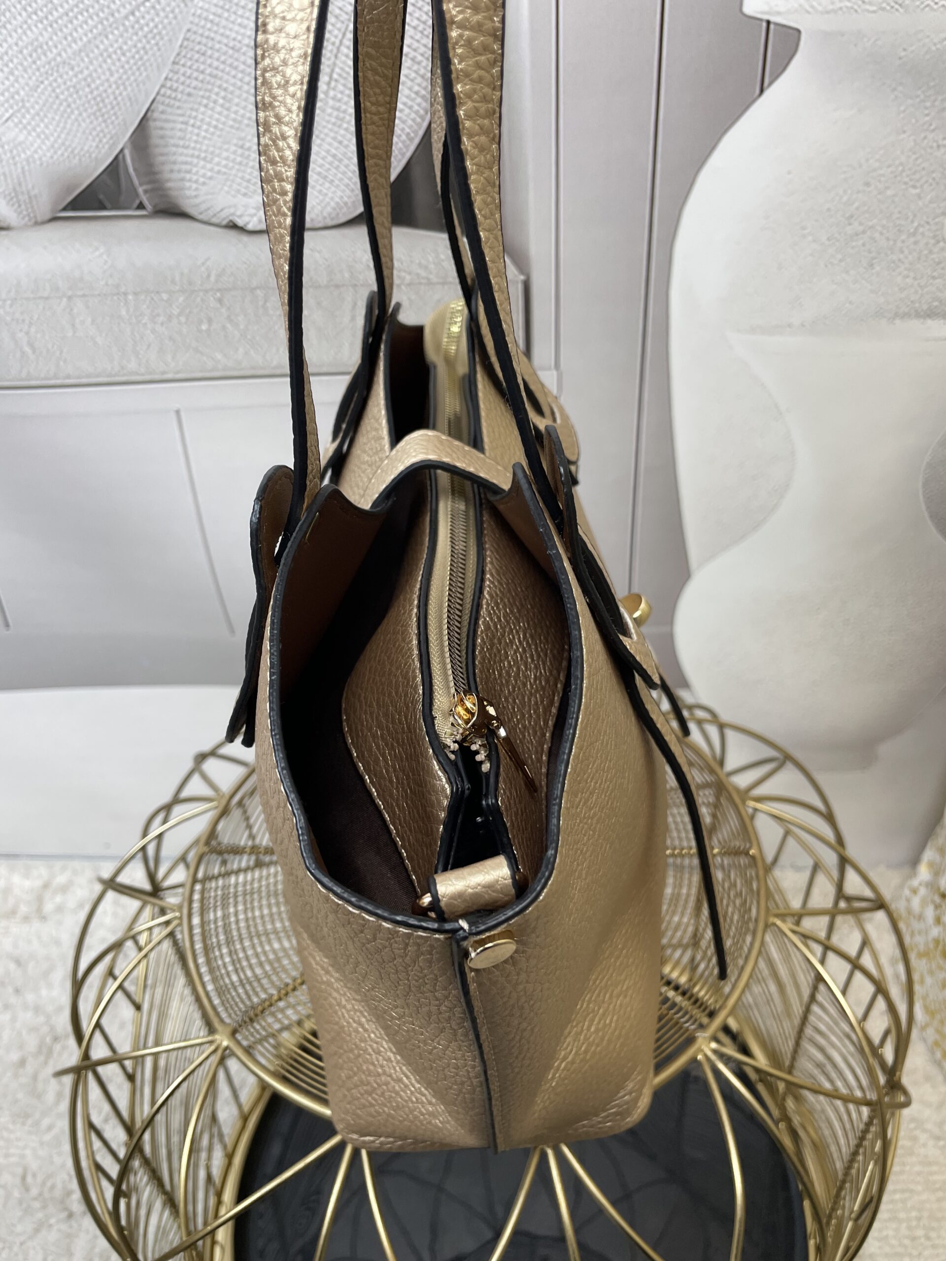 Mała Torebka ze Złotym Zapięciem Złota Mała Torebka ze Złotym Zapięciem Złota