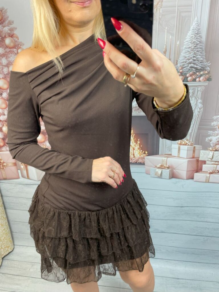 Sukienka Prążkowana z Odkrytym Ramieniem i Falbanami Czekolada