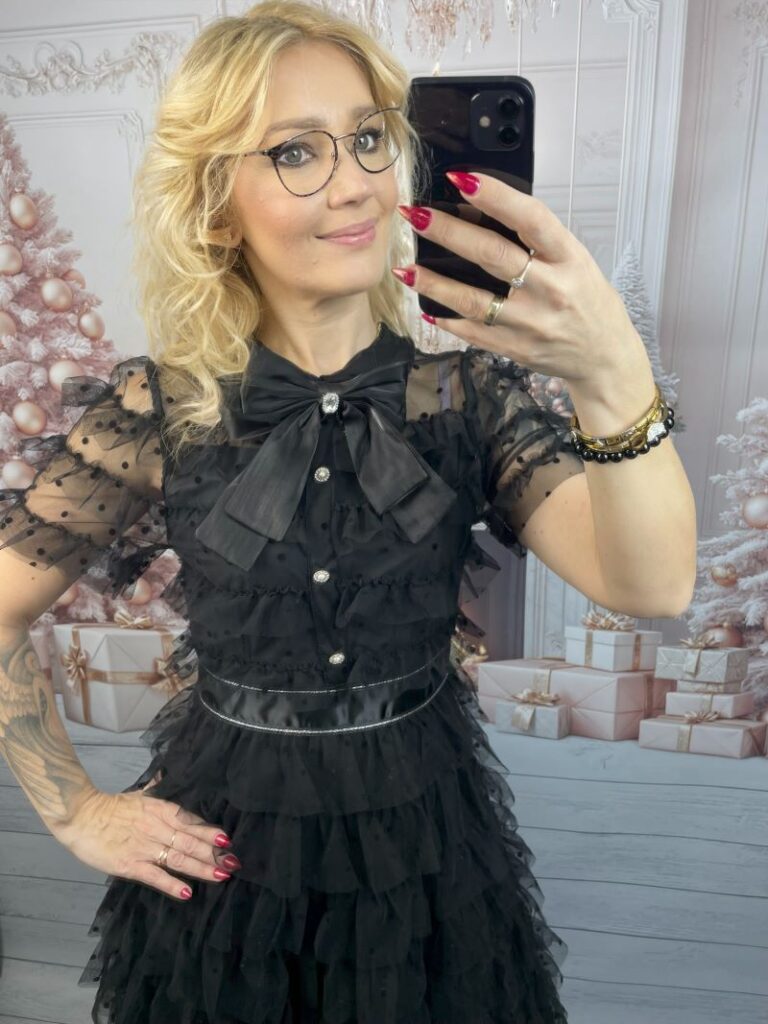 Sukienka Koronkowa z Falbanami