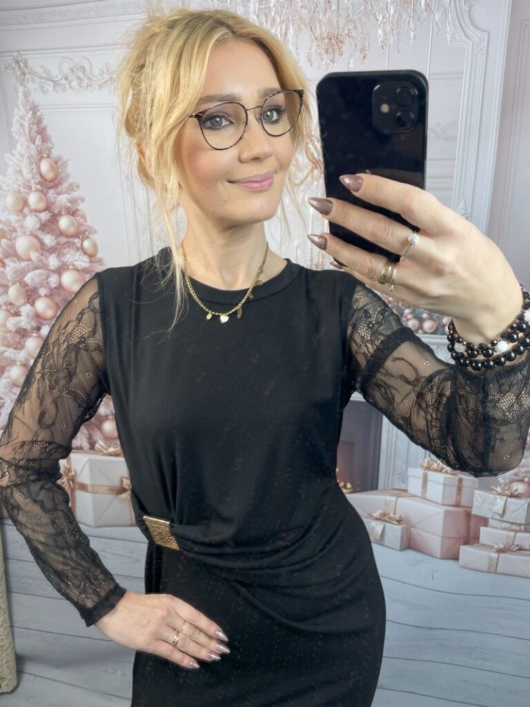 Klasyczna Sukienka Prążkowana z Rękawem Koronkowym Czarna