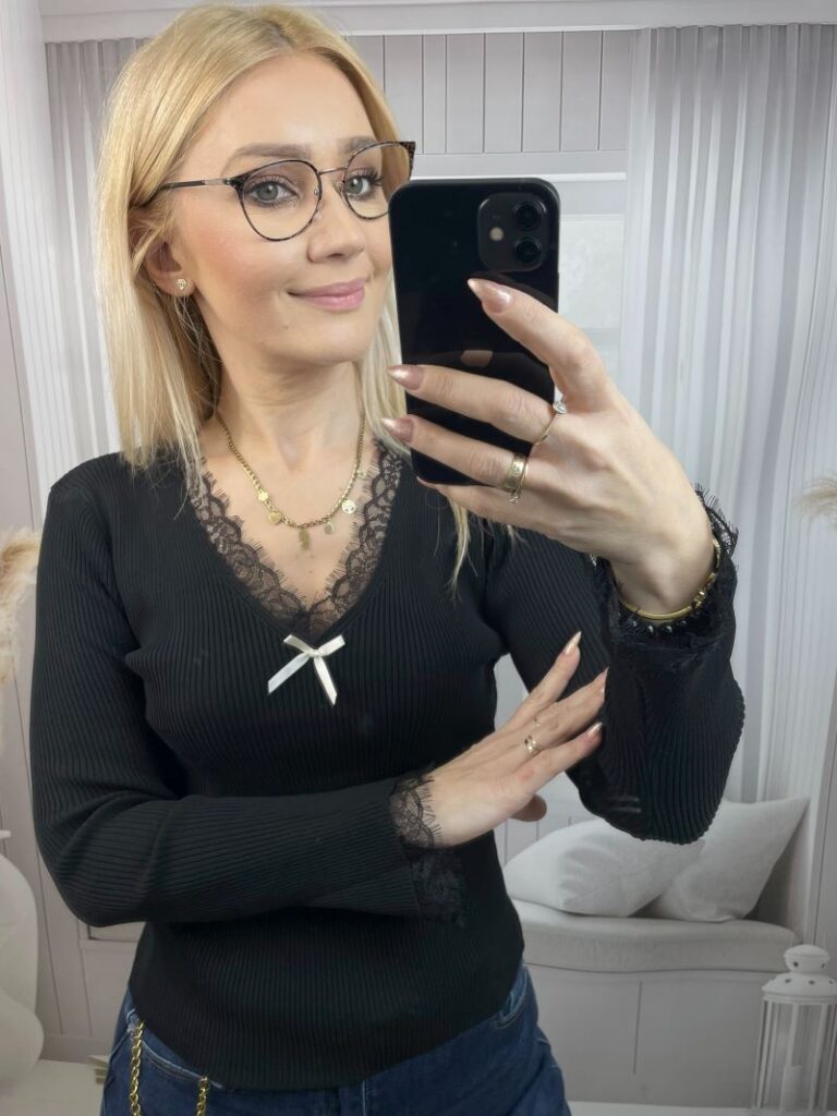 Bluzka Dzianinowa Prążkowana z Dzwonkowym Rękawem Czarna Bluzka Dzianinowa Prążkowana z Dzwonkowym Rękawem Czarna