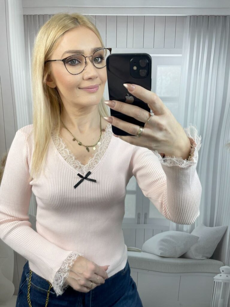 Bluzka Dzianinowa Prążkowana z Dzwonkowym Rękawem Pudrowy Róż