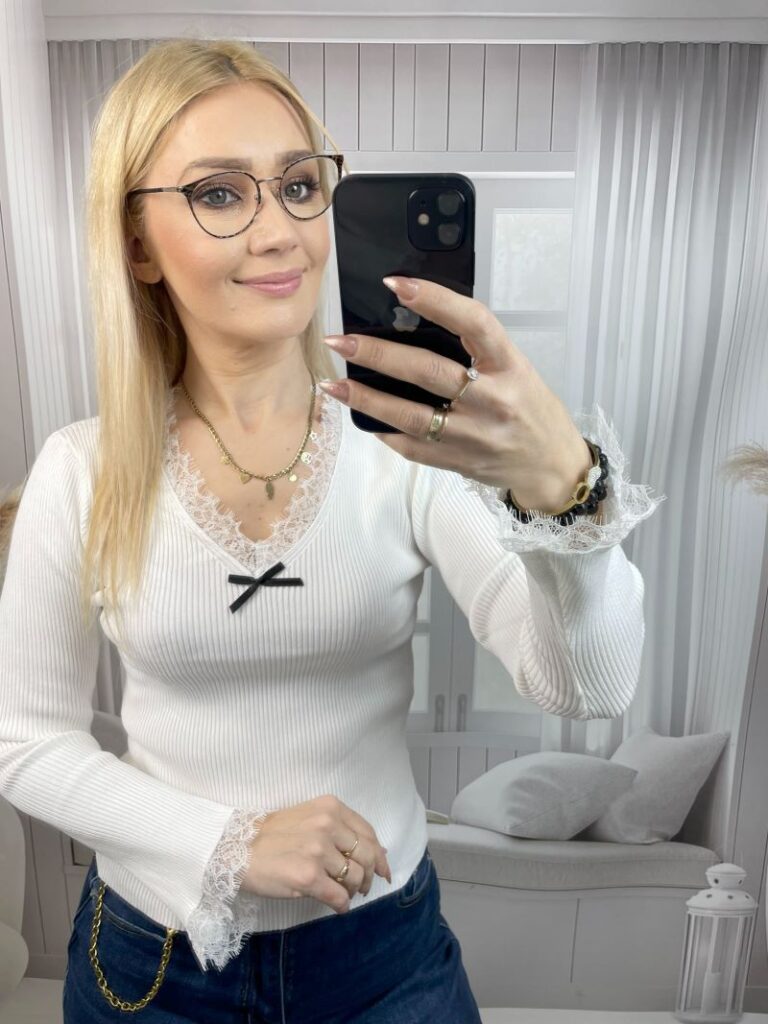 Bluzka Dzianinowa Prążkowana z Dzwonkowym Rękawem Biała