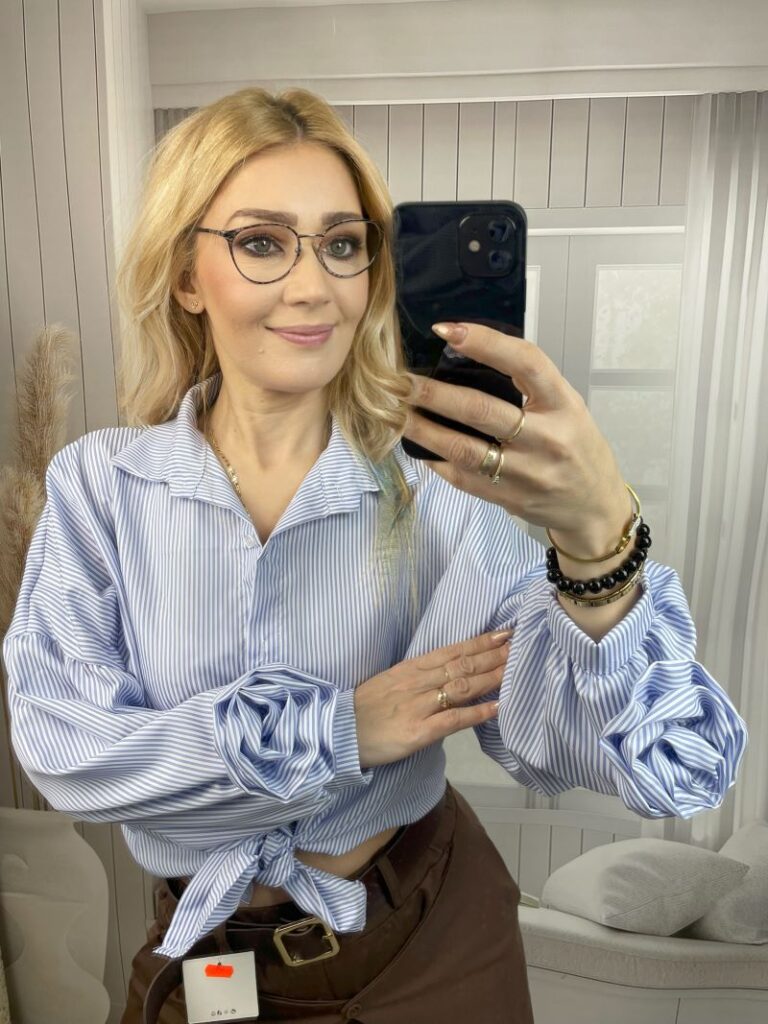 Koszula w Paski z Różą Na Mankiecie Błękit