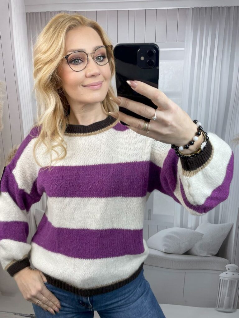 Sweter w Pasy Śmietankowo-Jagodowy