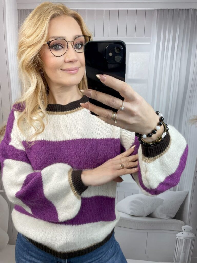 Sweter w Pasy Śmietankowo-Jagodowy