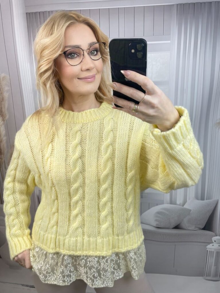 Sweter Wrabiany z Koronkową Falbaną Żółty