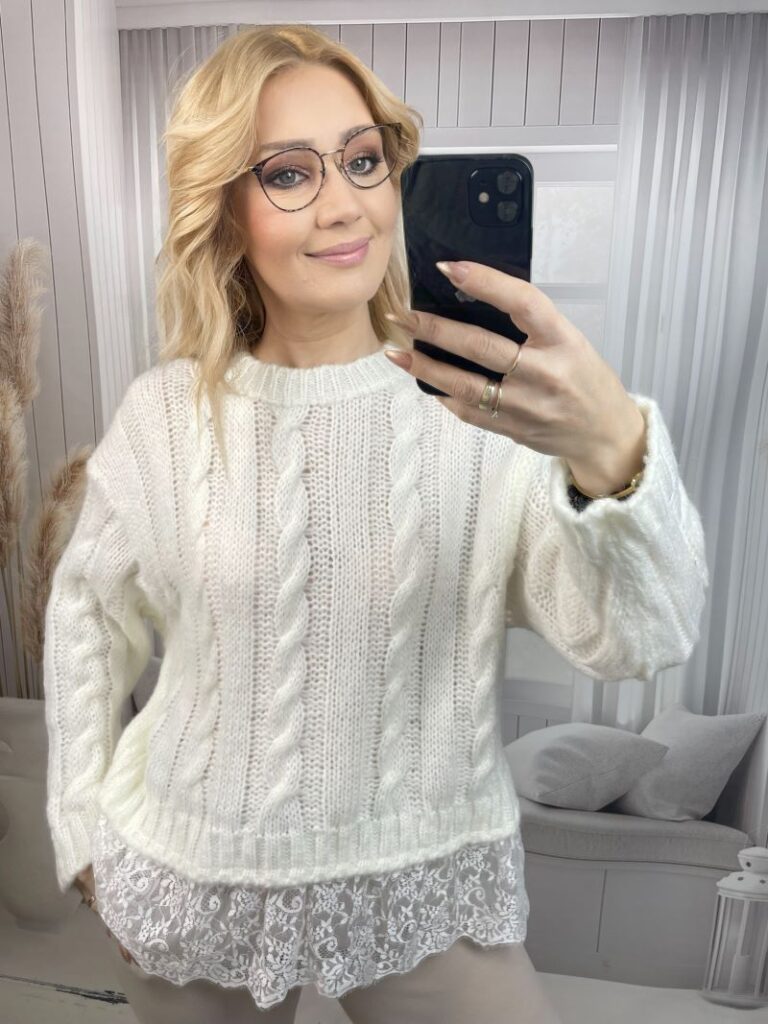 Sweter Wrabiany z Koronkową Falbaną Śmietanka