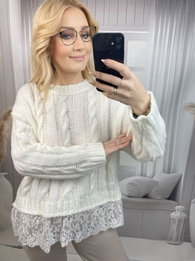 Sweter Wrabiany z Koronkową Falbaną Śmietanka