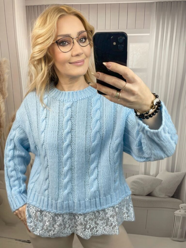 Sweter Wrabiany z Koronkową Falbaną Błękit
