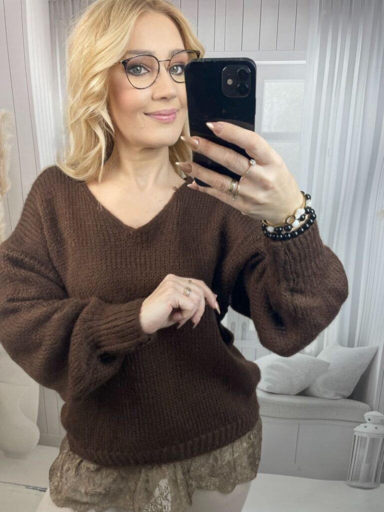 Sweter z Koronkową Falbaną z Dekoltem V Czekolada