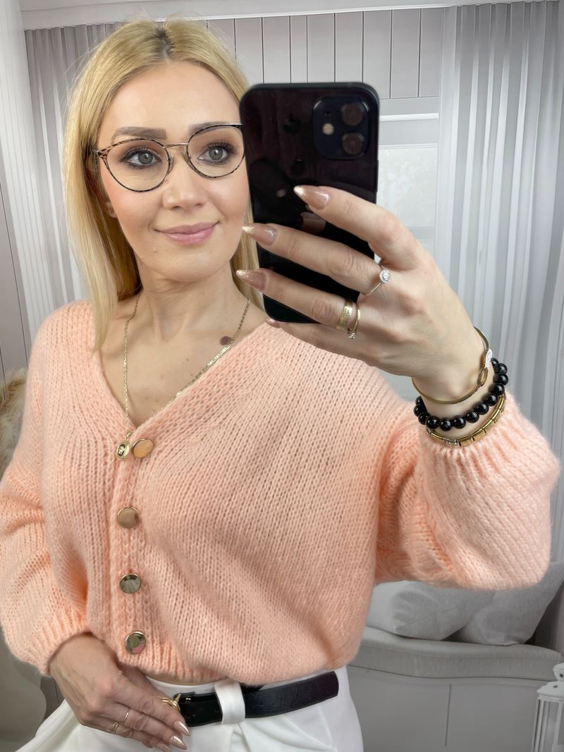 Sweter Zapinany Na Złote Guziki Brzoskwiniowy Sweter Zapinany Na Złote Guziki Brzoskwiniowy