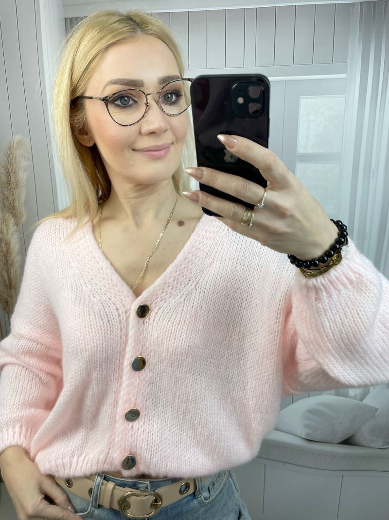 Sweter Zapinany Na Złote Guziki Łososiowy Sweter Zapinany Na Złote Guziki Łososiowy