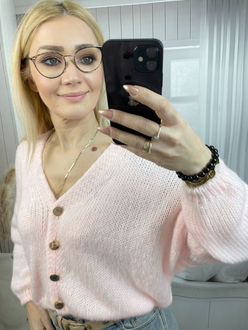 Sweter Zapinany Na Złote Guziki Łososiowy Sweter Zapinany Na Złote Guziki Łososiowy