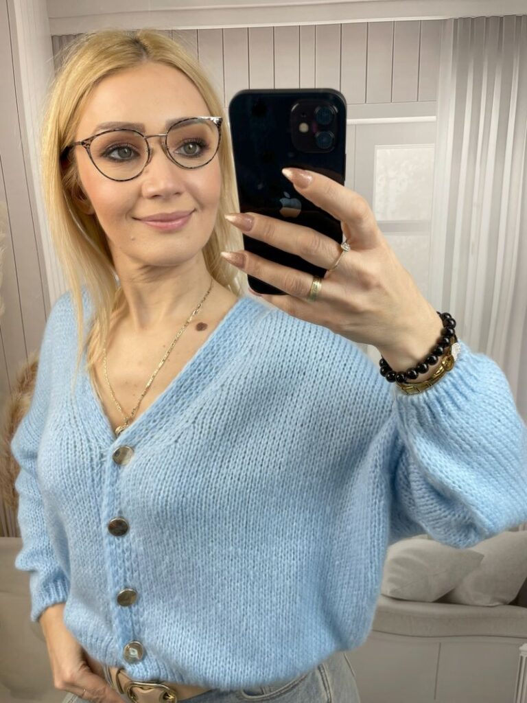 Sweter Zapinany Na Złote Guziki Błękit