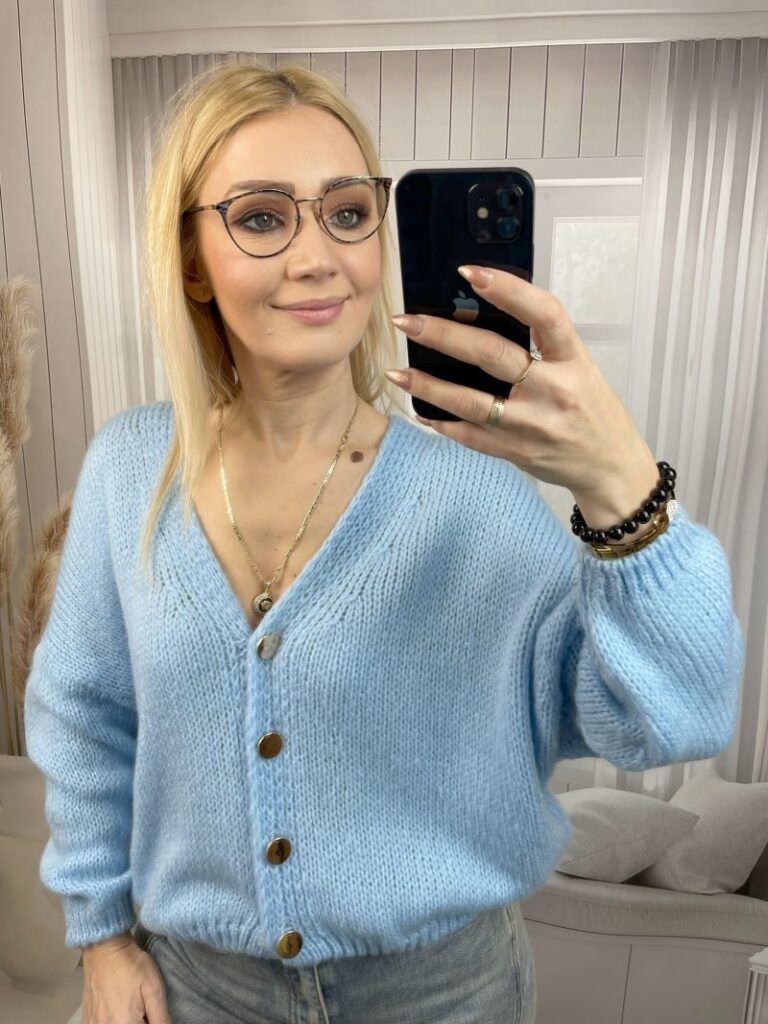 Sweter Zapinany Na Złote Guziki Błękit