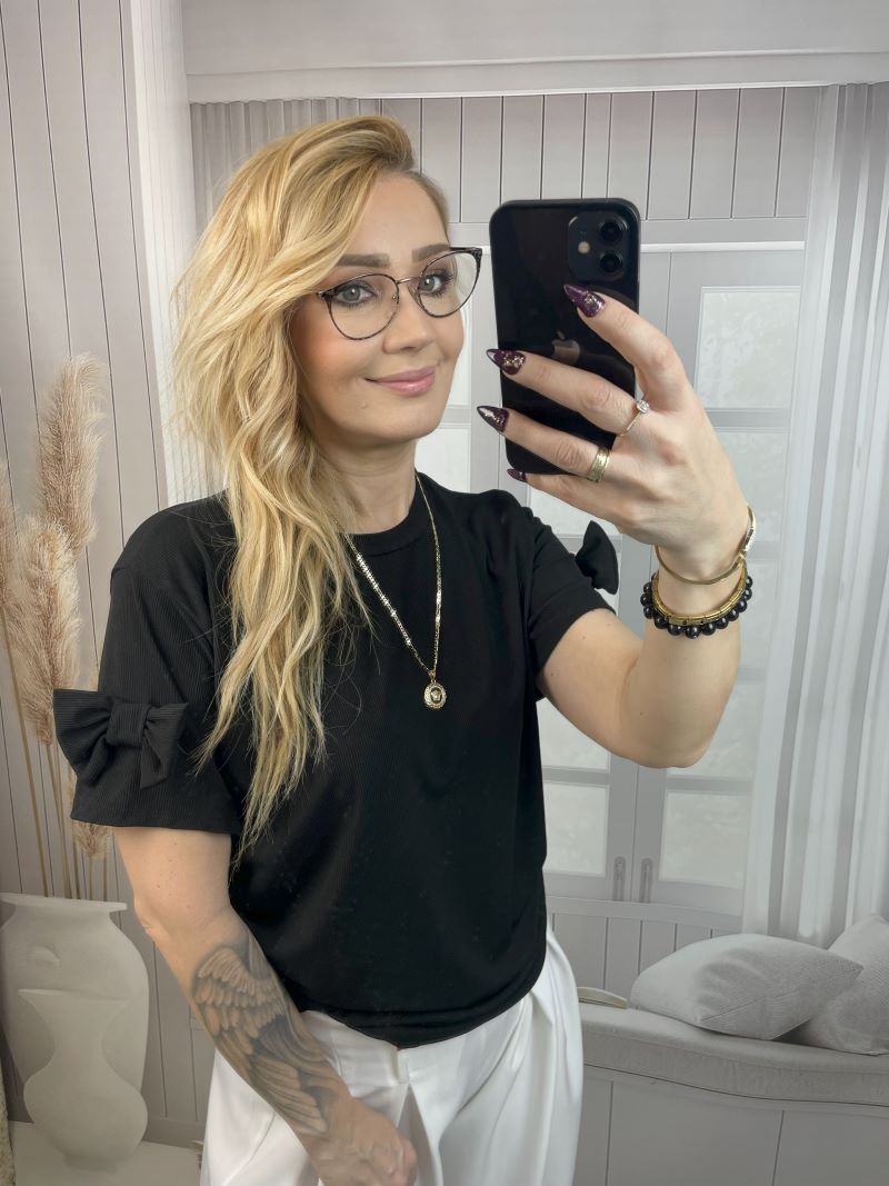 Bluzka Prążkowana z Kokardą Na Rękawie - Czarna Bluzka Prążkowana z Kokardą Na Rękawie - Czarna