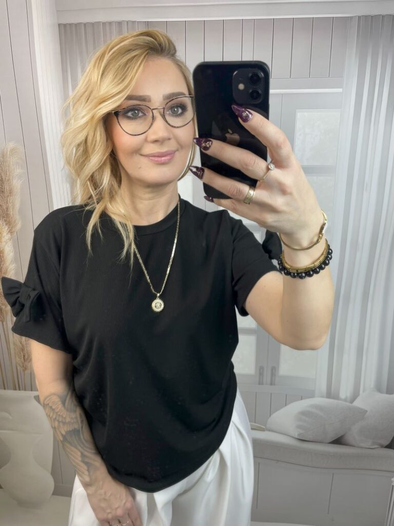 Bluzka Prążkowana z Kokardą Na Rękawie - Czarna