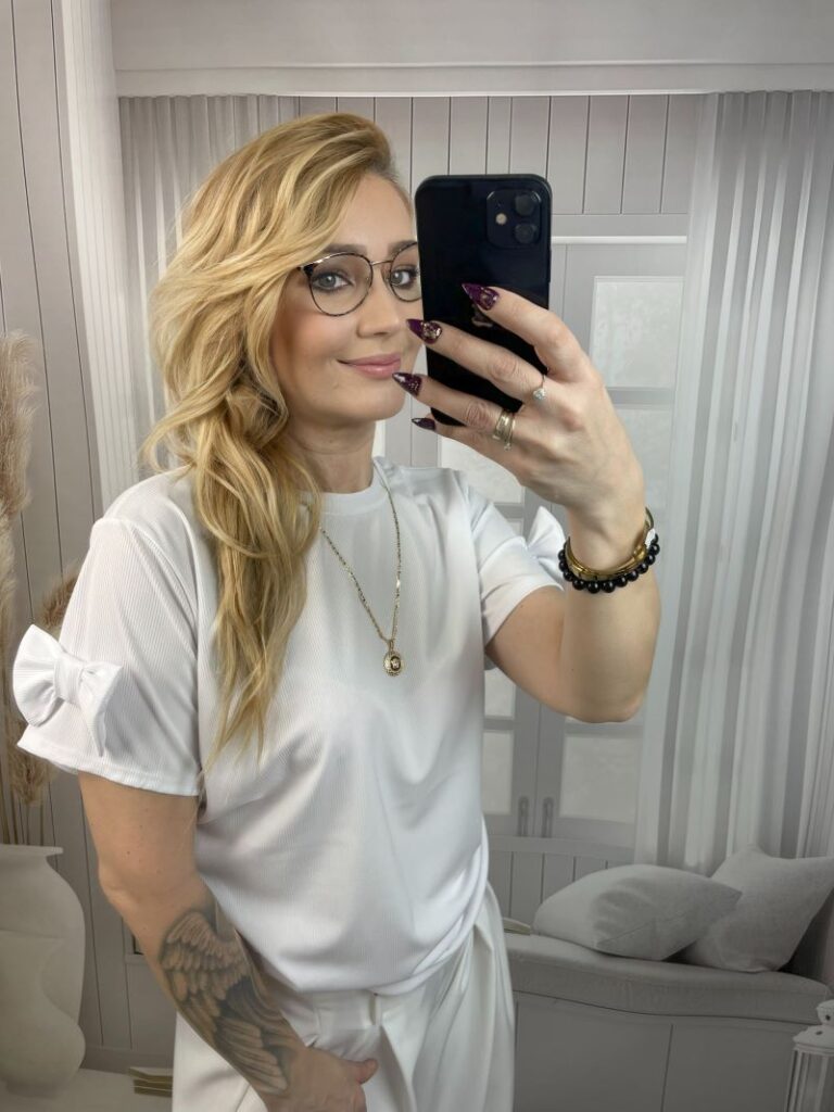 Bluzka Prążkowana z Kokardą Na Rękawie - Biała