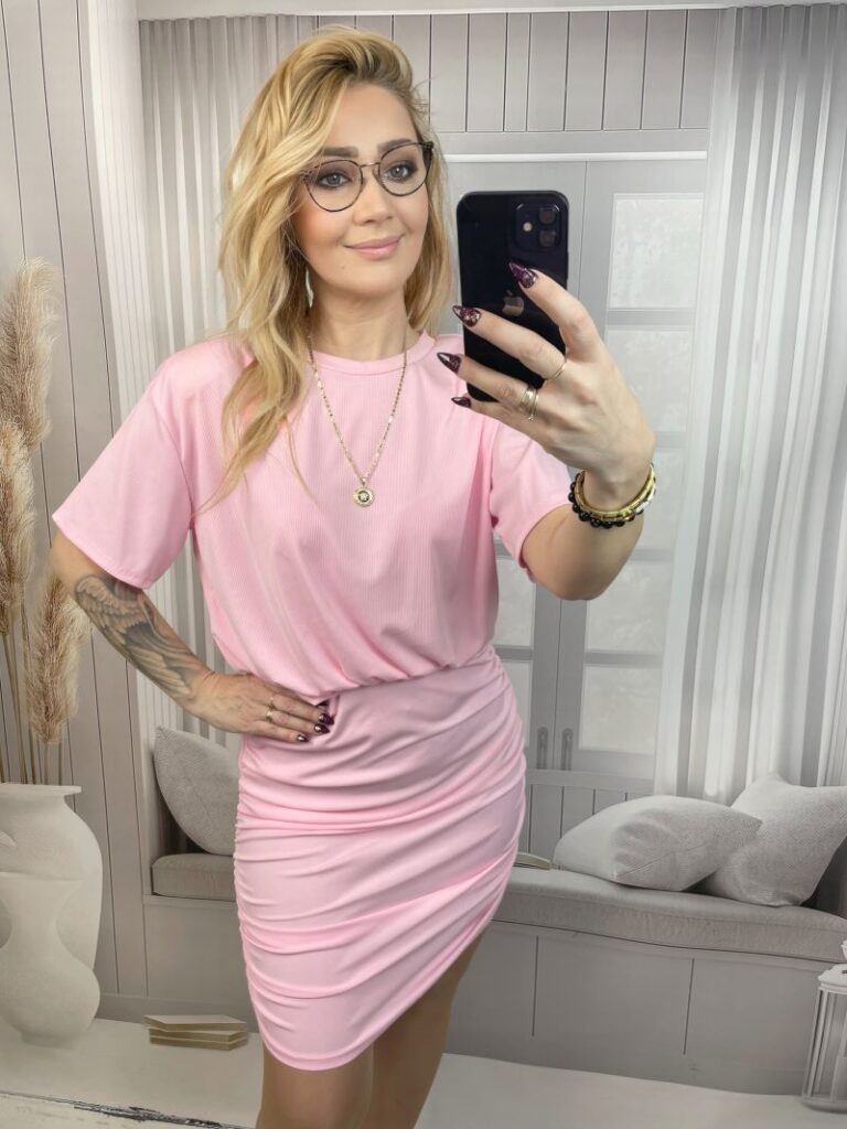 Sukienka Prążkowana z Okrągłym Dekoltem - Pudrowy Róż L/XL Sukienka Prążkowana z Okrągłym Dekoltem - Pudrowy Róż L/XL