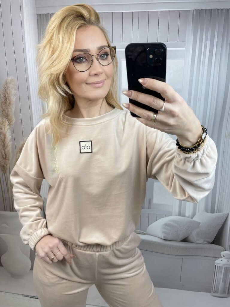 Dres Welurowy z Okrągłym Dekoltem - Jasny Beż Dres Welurowy z Okrągłym Dekoltem - Jasny Beż