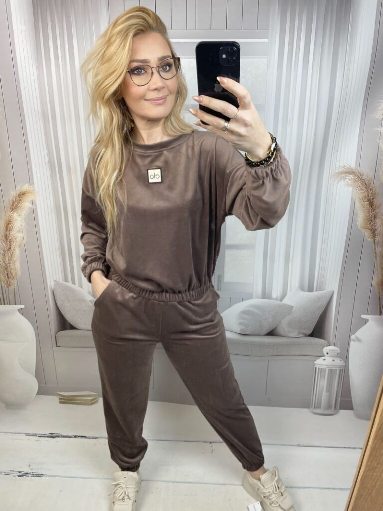 Dres Welurowy z Okrągłym Dekoltem - Czekolada