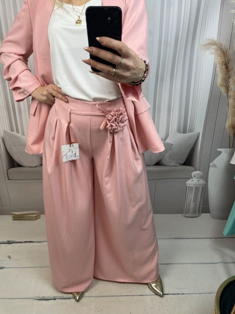 Spodnie Szwedy z Kwiatem - Pudrowy Róż