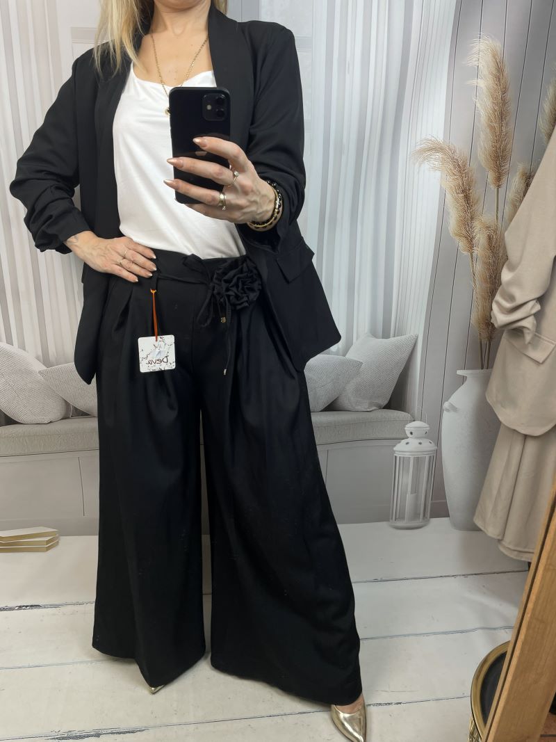 Spodnie Szwedy z Kwiatem - Czarne Spodnie Szwedy z Kwiatem - Czarne