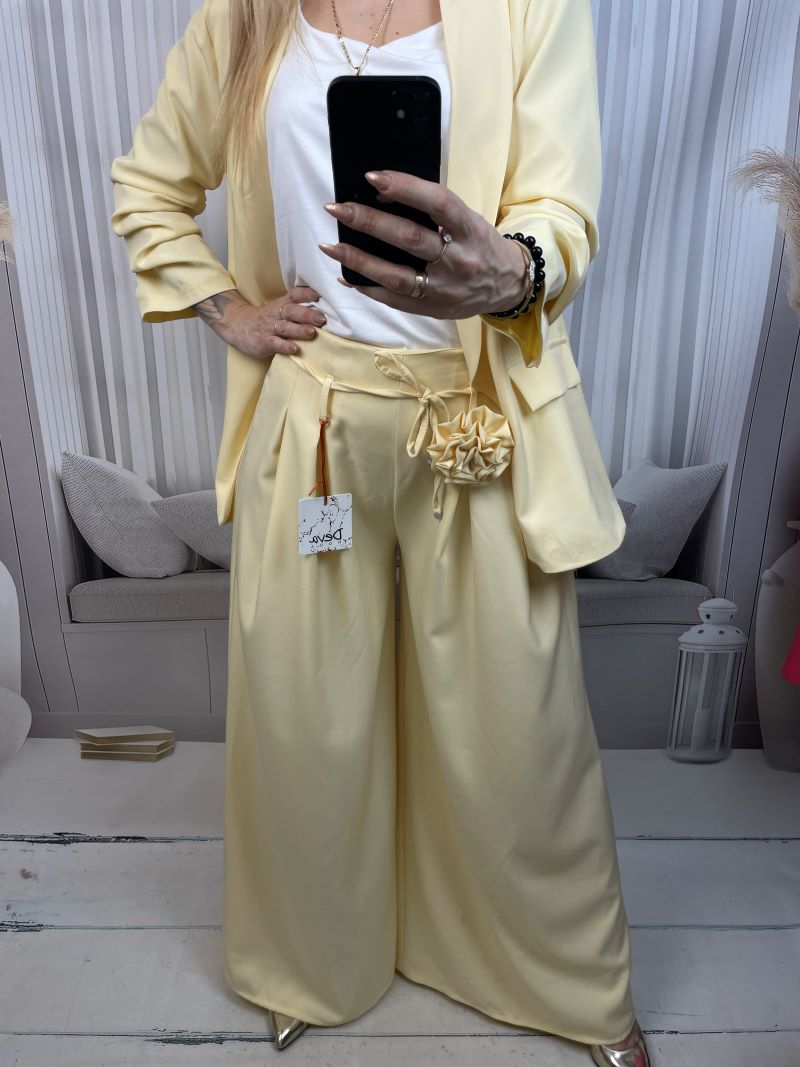 Spodnie Szwedy z Kwiatem - Pastelowy Żółty Spodnie Szwedy z Kwiatem - Pastelowy Żółty