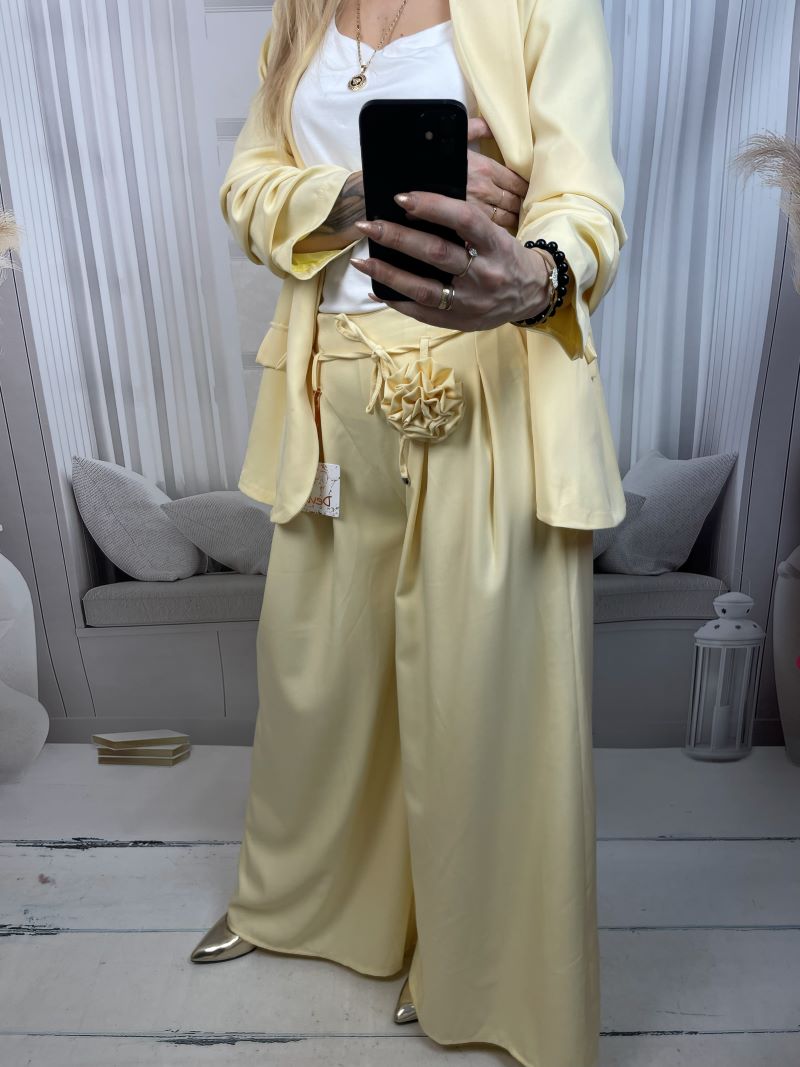 Spodnie Szwedy z Kwiatem - Pastelowy Żółty Spodnie Szwedy z Kwiatem - Pastelowy Żółty