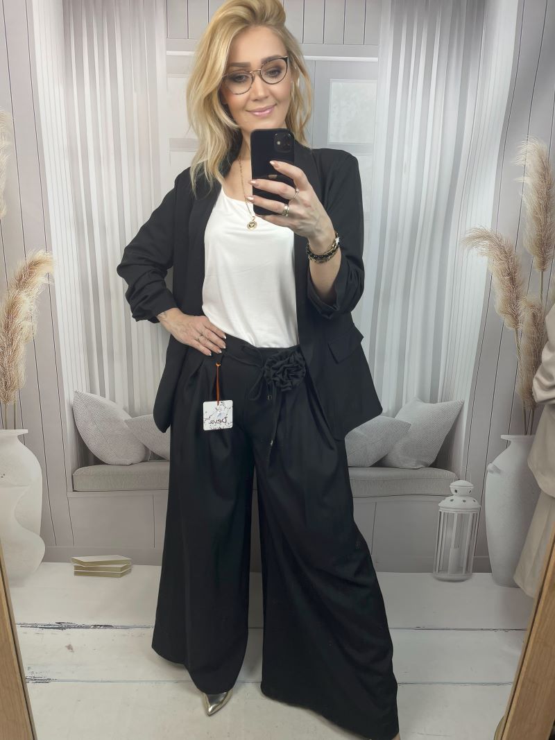 Spodnie Szwedy z Kwiatem - Czarne Spodnie Szwedy z Kwiatem - Czarne