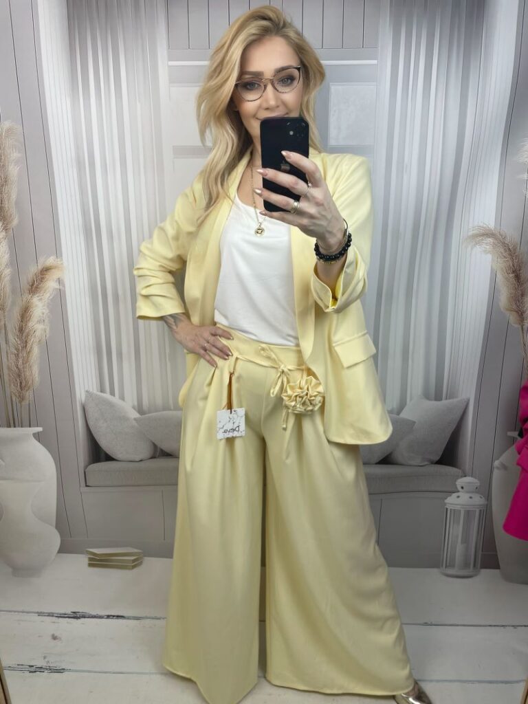 Spodnie Szwedy z Kwiatem - Pastelowy Żółty