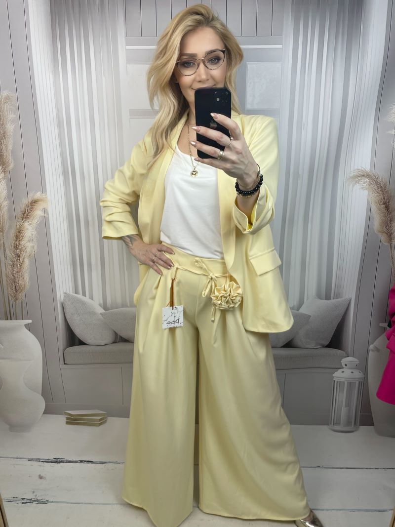 Spodnie Szwedy z Kwiatem - Pastelowy Żółty Spodnie Szwedy z Kwiatem - Pastelowy Żółty