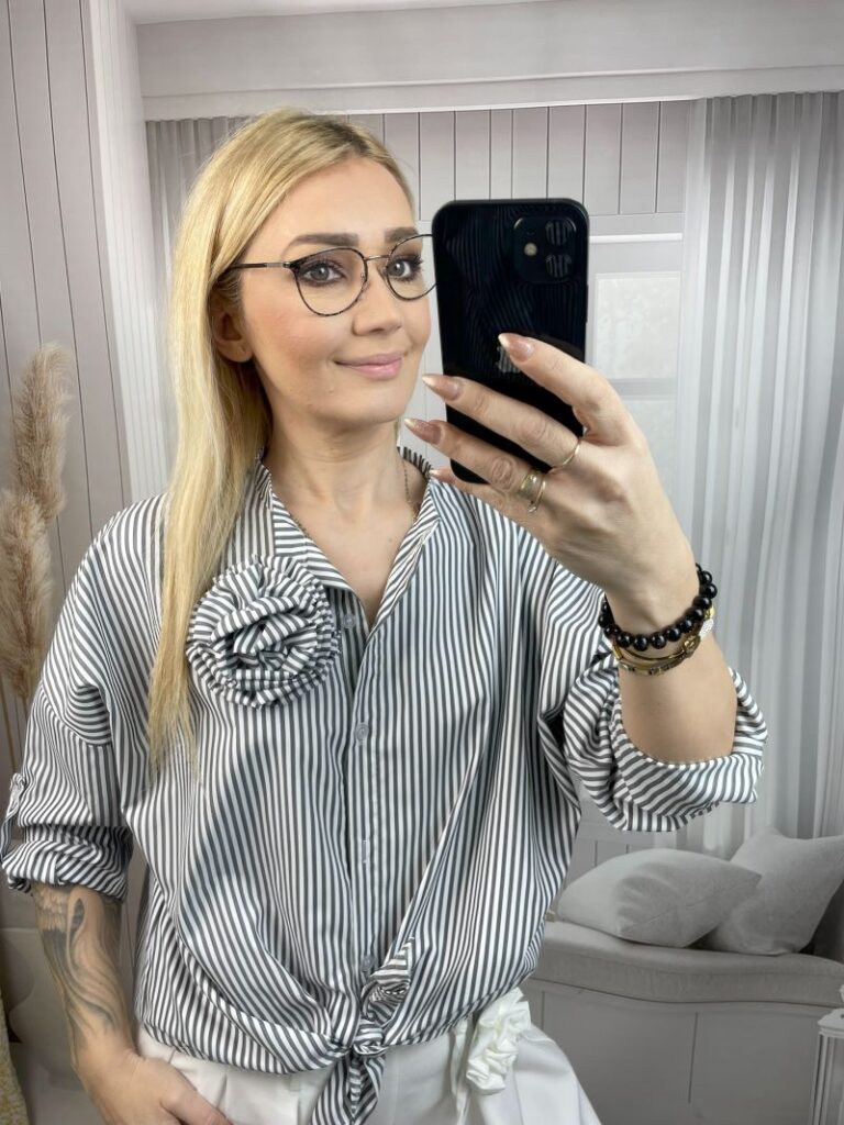 Koszula w Paski z Broszką z Różaną - Szara