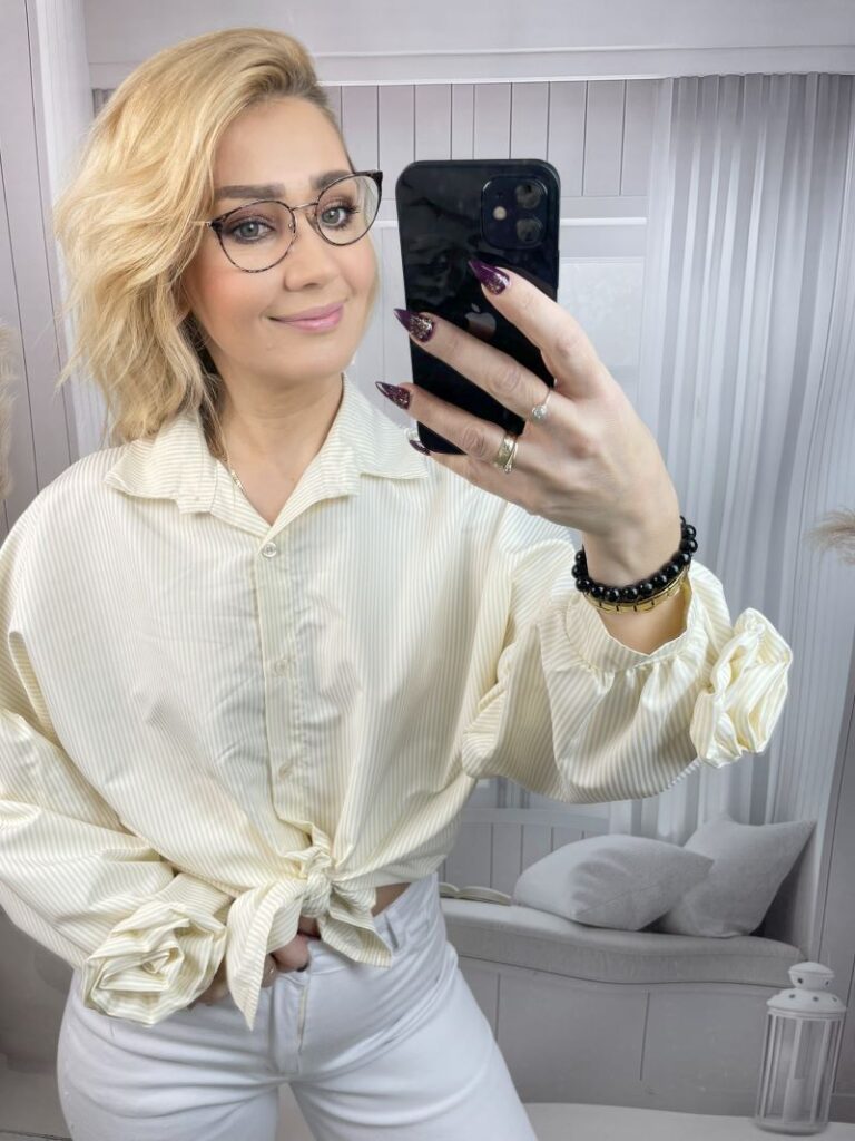 Koszula w Paski z Różą Na Mankiecie Jasny Beż