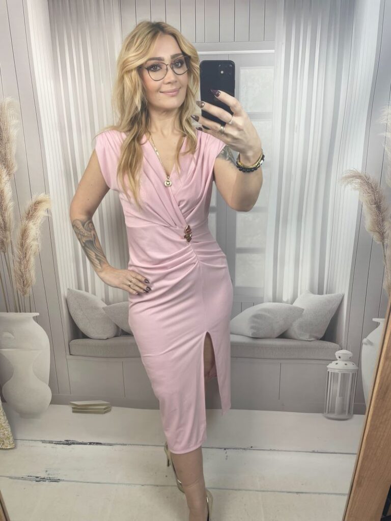 Sukienka Prążkowana z Dekoltem V Pudrowy Róż S/M