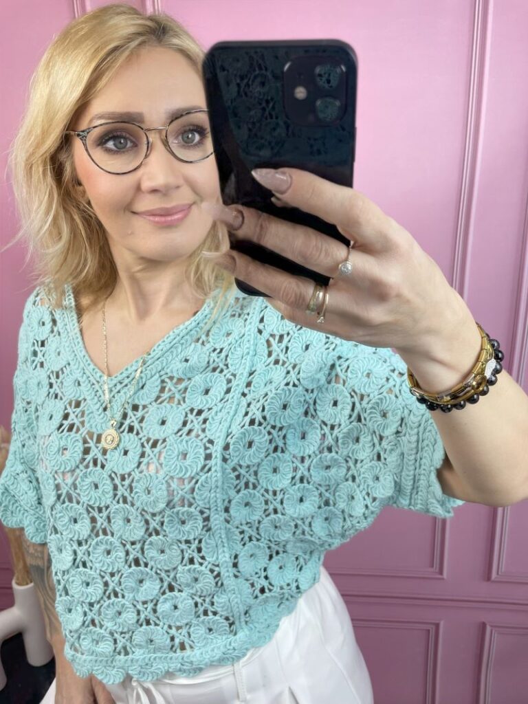 Bluzka Ażurowa z Dekoltem V - Mięta Bluzka Ażurowa z Dekoltem V - Mięta