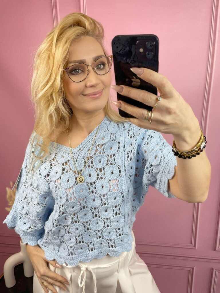 Bluzka Ażurowa z Dekoltem V - Błękit