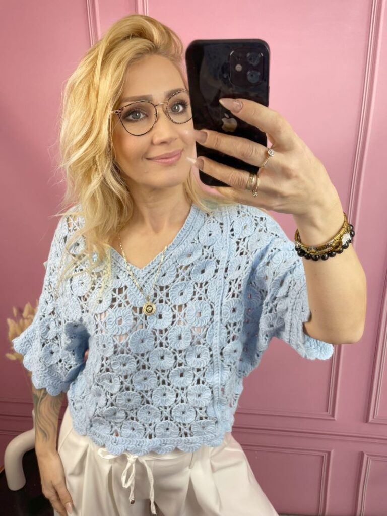 Bluzka Ażurowa z Dekoltem V - Błękit Bluzka Ażurowa z Dekoltem V - Błękit