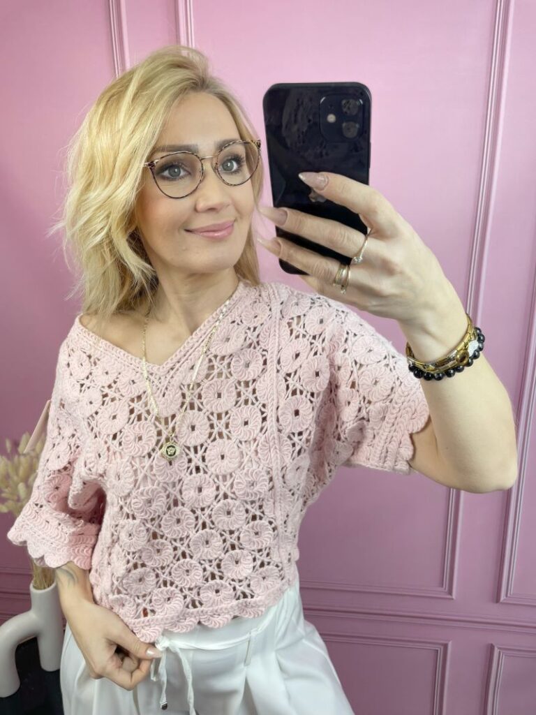 Bluzka Ażurowa z Dekoltem V - Pudrowy Róż