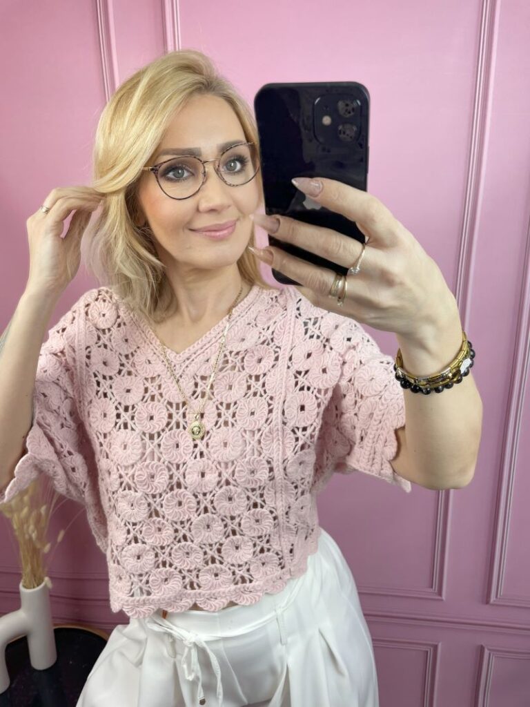 Bluzka Ażurowa z Dekoltem V - Pudrowy Róż Bluzka Ażurowa z Dekoltem V - Pudrowy Róż