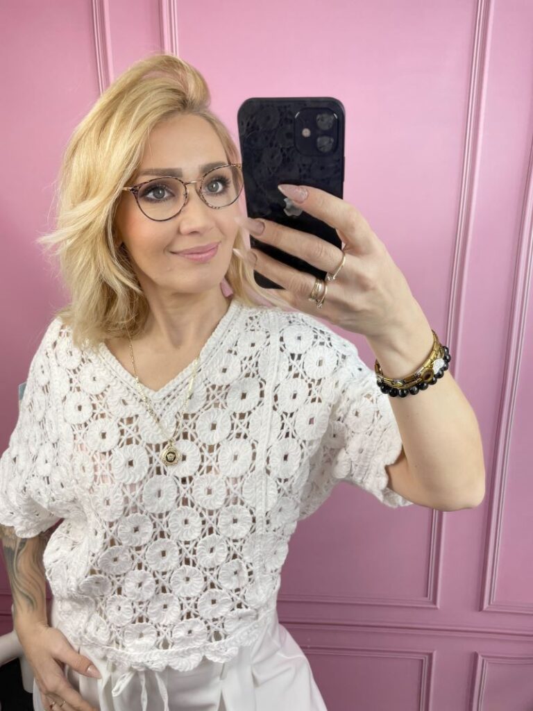 Bluzka Ażurowa z Dekoltem V - Biała Bluzka Ażurowa z Dekoltem V - Biała