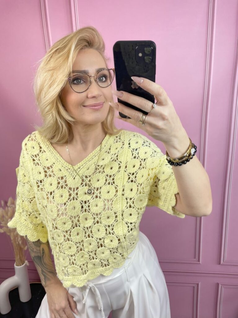 Bluzka Ażurowa z Dekoltem V - Żółta