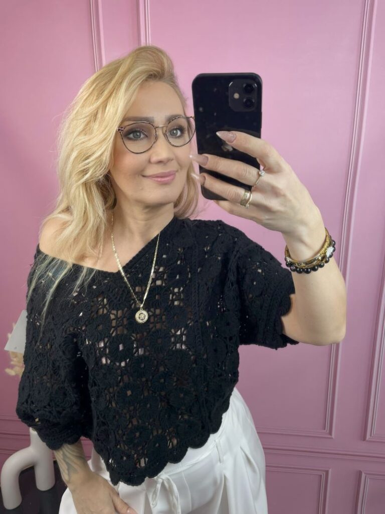 Bluzka Ażurowa z Dekoltem V - Czarna